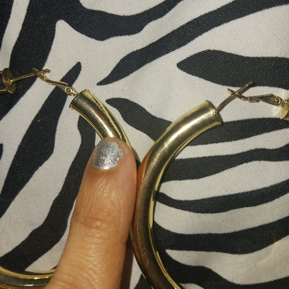 Women Fashion Gold medium size hoop earrings - Picture 10 of 11